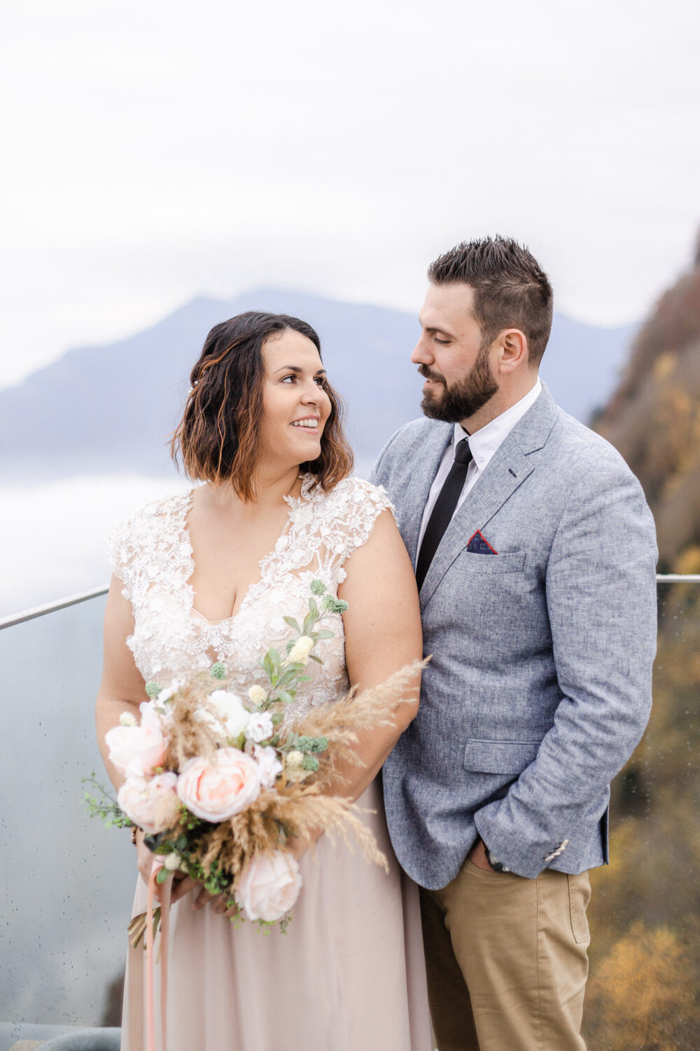 Brautpaar auf der Terasse von Bürgenstock Resort Schweiz Herbst 2021