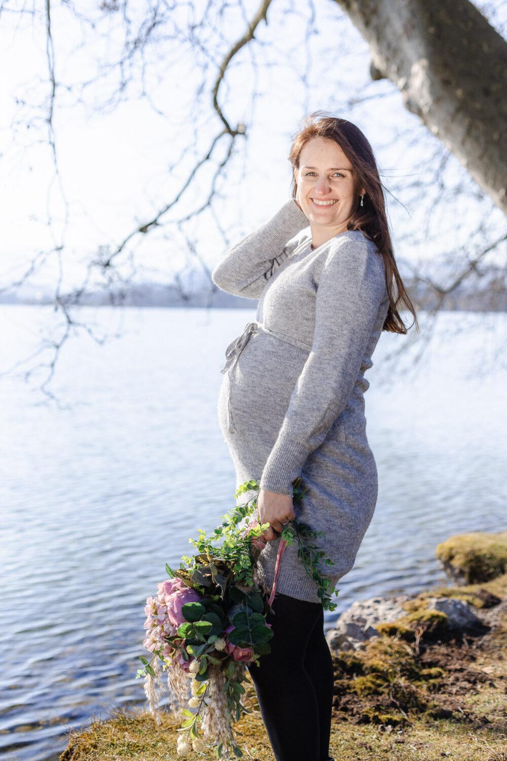 Winterliches Schwangerschaft Fotoshooting in Cham, Kanton Zug, Schweiz
