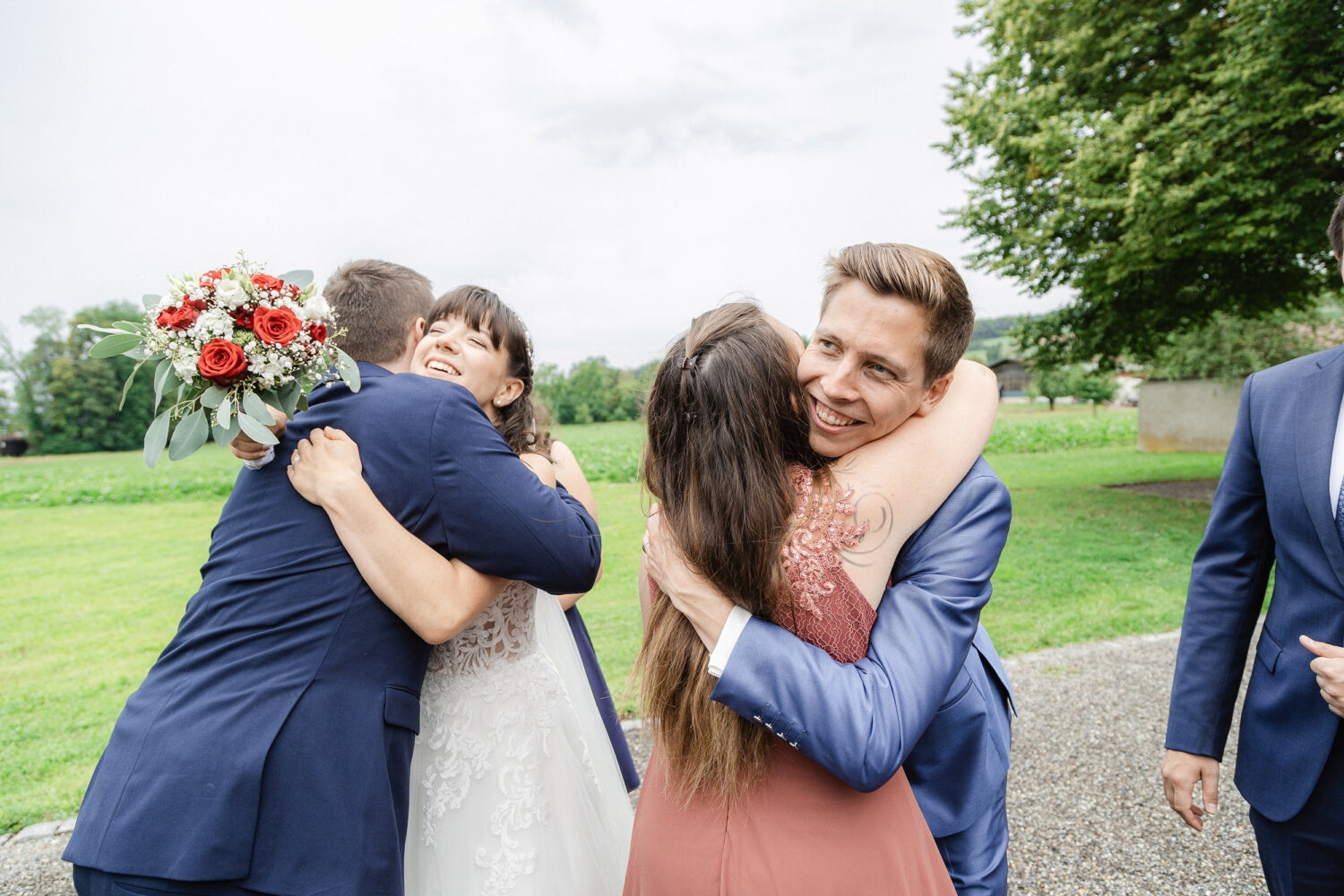 Liebevolle kirchliche Hochzeit am Hallwilersee – Janine & Raphael